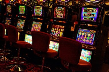 Spin controls and stake adjustment on Big Time Gaming slots